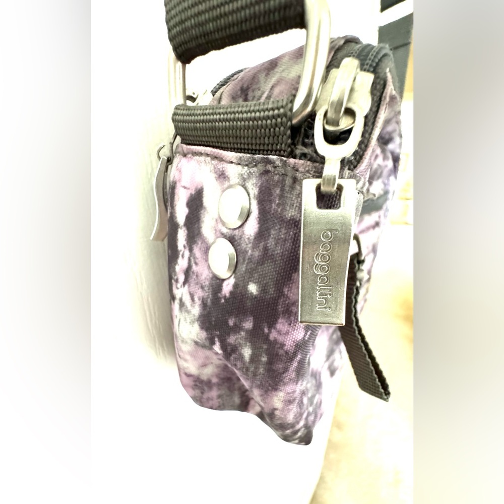 Baggallini Crossbody Shoulder Bag Tie Dye Purple Gray Print 10"x7" Purse - Picture 4 of 13